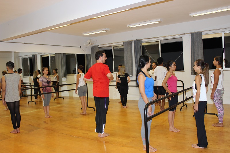 Bailarino e professor Adriano Bittar com alunos do curso de Licenciatura em Dança e outros participantes da atividade de abertura do projeto Procurando o Eixo